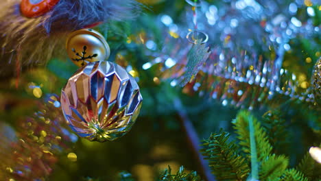 Festlicher-Genuss:-Hautnah-Mit-Einem-Bunten,-Von-Kindern-Geschmückten-Weihnachtsbaum