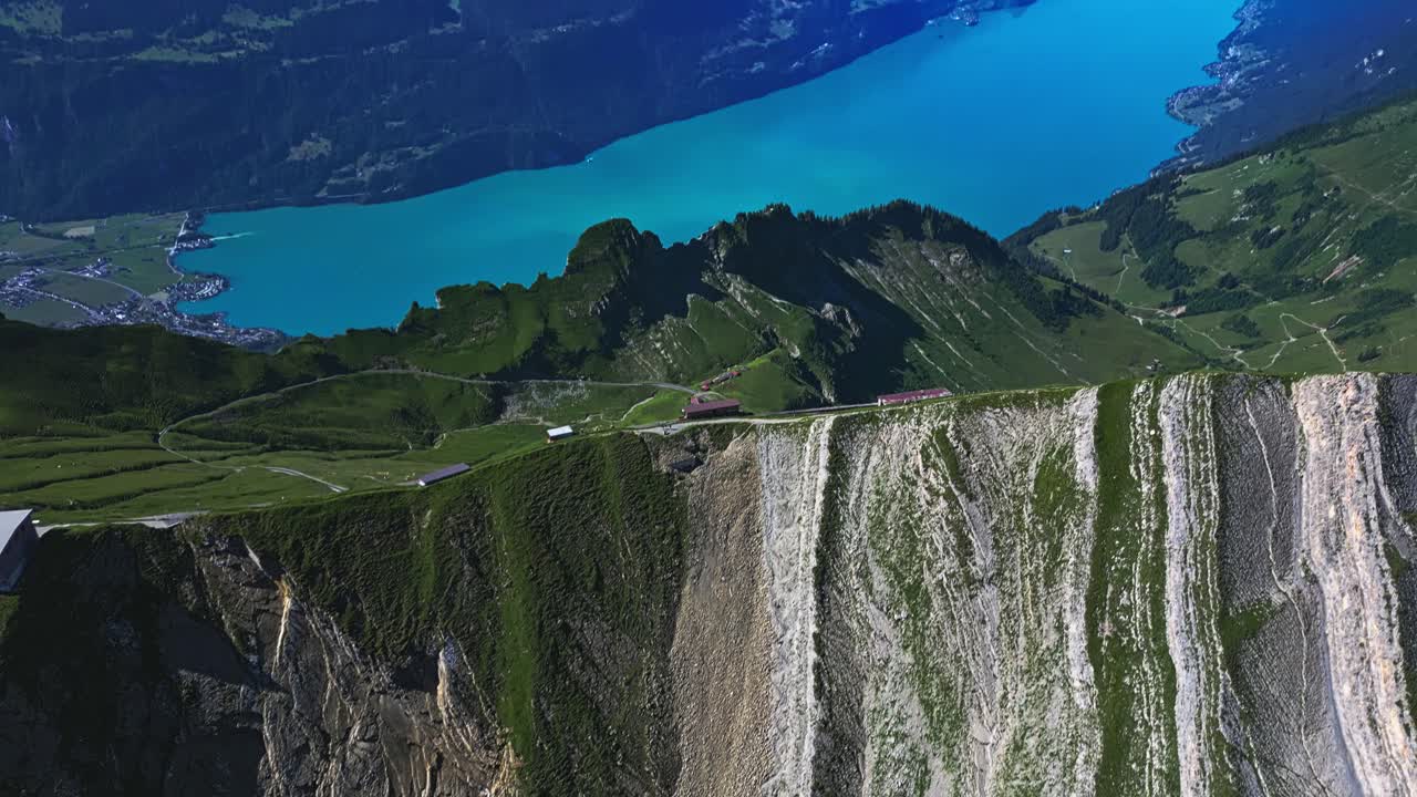 산꼭대기, 순수 한 파란색 호수, 그리고 멀리 있는 눈 인 산 들 을 보여 주는 언덕 의 공중 풍경