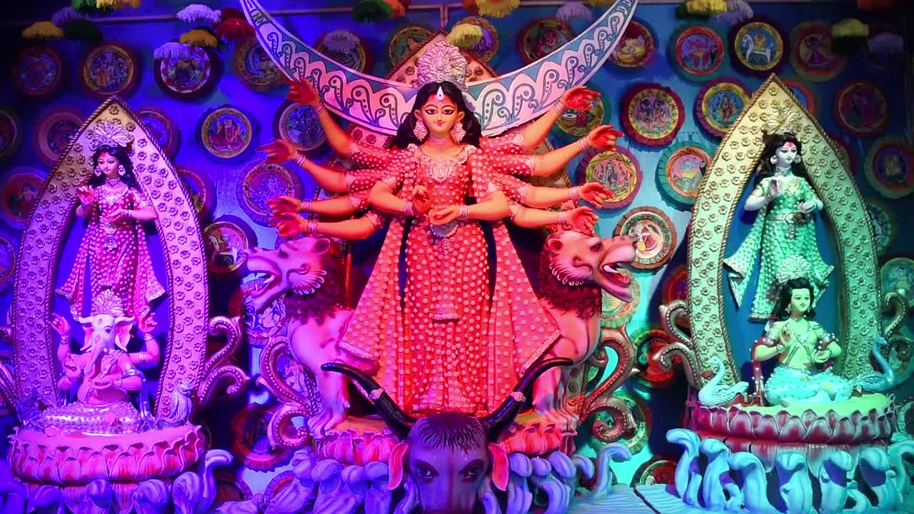 ídolo decorado de la diosa hindú durga con luces multicolores y decoraciones y esculturas de otros dioses y diosas