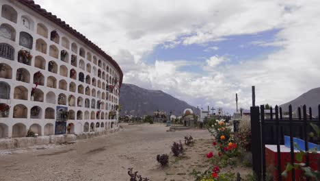 Tumbas-Y-Cruces-Del-Cementerio-De-Yungay,-Ancash-Peru---4k