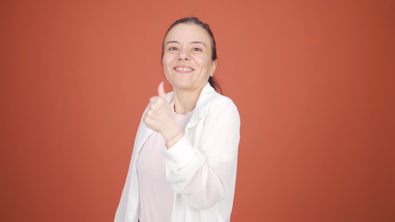 a la mujer pensativa hacia la cámara se le ocurre una idea.