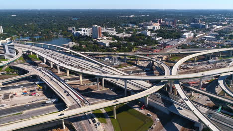 schwenk über die aussicht auf das autobahnkreuz i-4 in der innenstadt von orlando