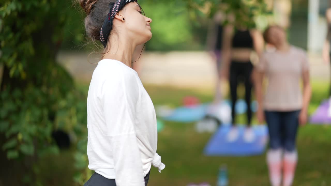 sesión de grupo de yoga al aire libre