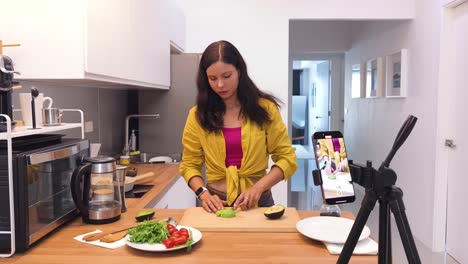mujer cocinando con aguacate - tutorial de cocina en línea