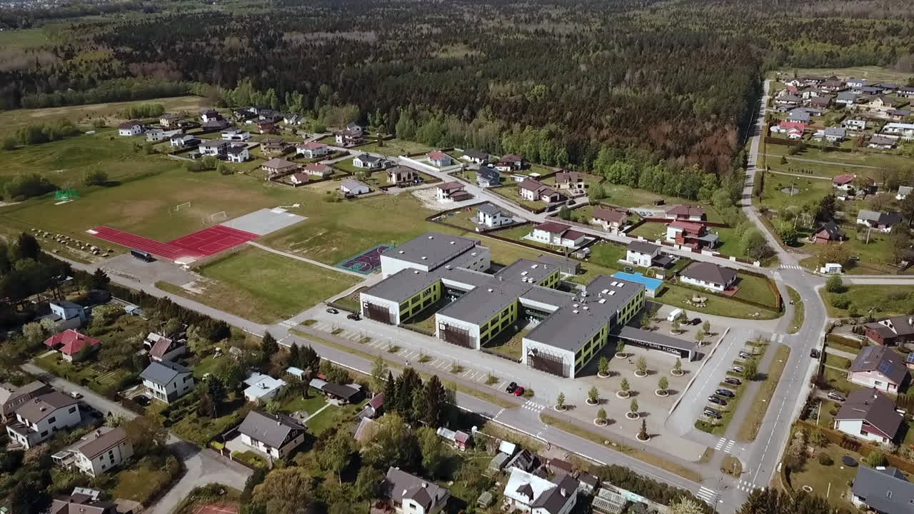 escuela randvere desde el cielo en viimsi, estonia