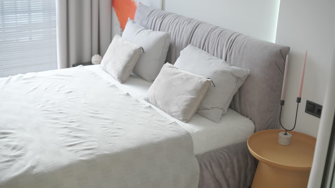 diseño y decoración de dormitorios interiores de lujo modernos. cama maestra de tamaño king.