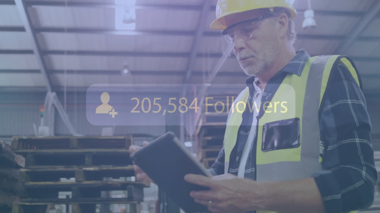 animación de suscriptores creciente número sobre trabajador masculino caucásico usando tableta en la fábrica