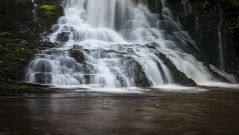 Lapso-De-Tiempo-De-La-Cascada-Del-Bosque-En-El-Paisaje-Rural-Durante-El-Otoño-En-Irlanda