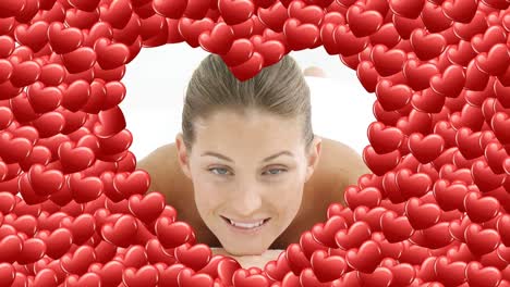 una mujer bonita sonriendo a la cámara en un corazón