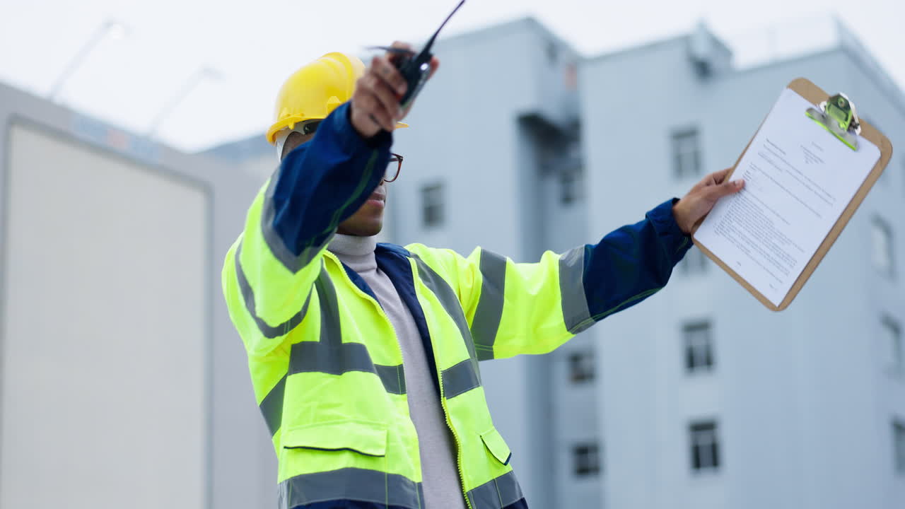 hombre negro, arquitecto y walkie talkie en la ciudad