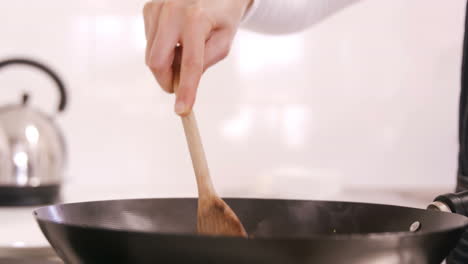 cerca de una mujer preparando la comida
