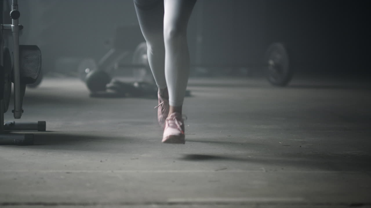 출발 위치 에 서 있는 여자. 스포츠 클럽 에서 달리는 여자 조거 다리