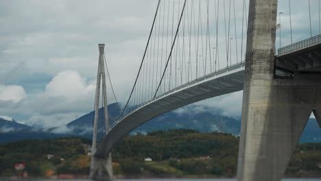 El-Puente-Halogaland-Se-Extiende-Sobre-El-Fiordo.