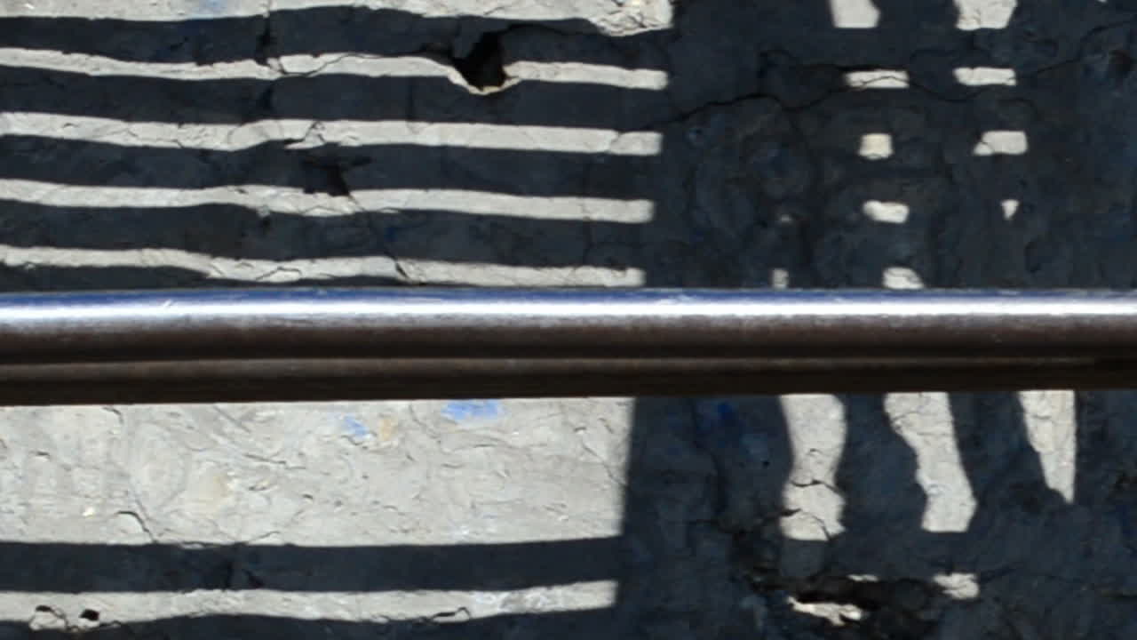 La scala in ferro battuto. Salire i gradini.