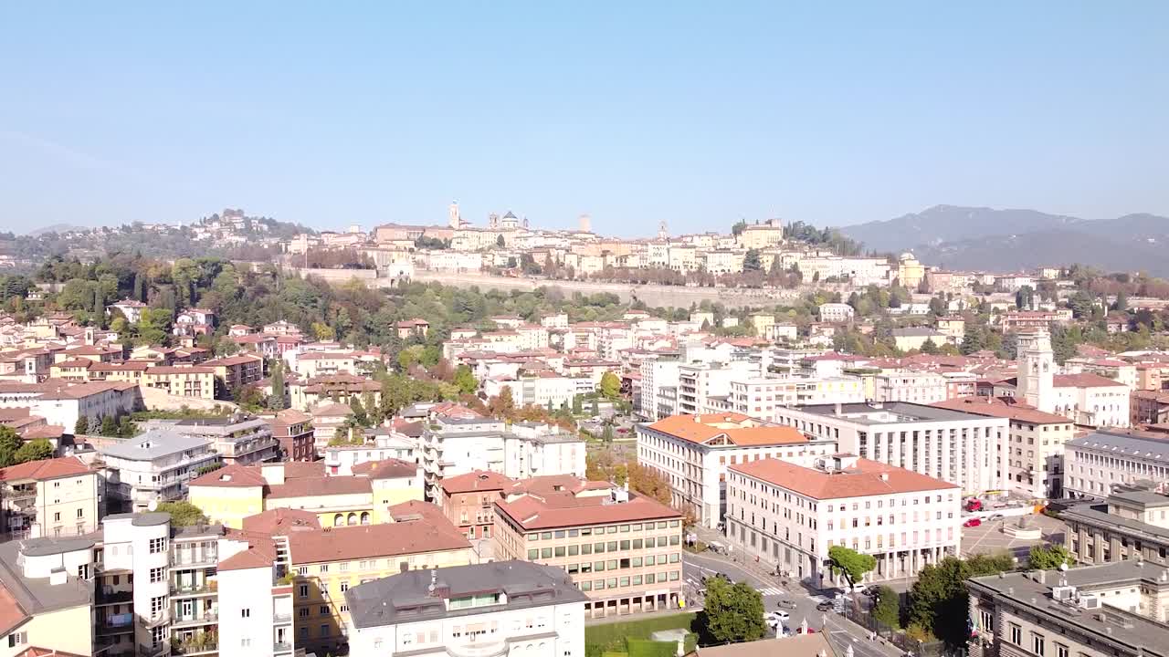 город бергамо с расстояния, вид с воздуха со стороны полета