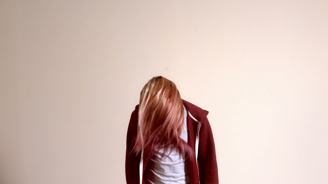 운동적인 금발이 머리를 흔들고