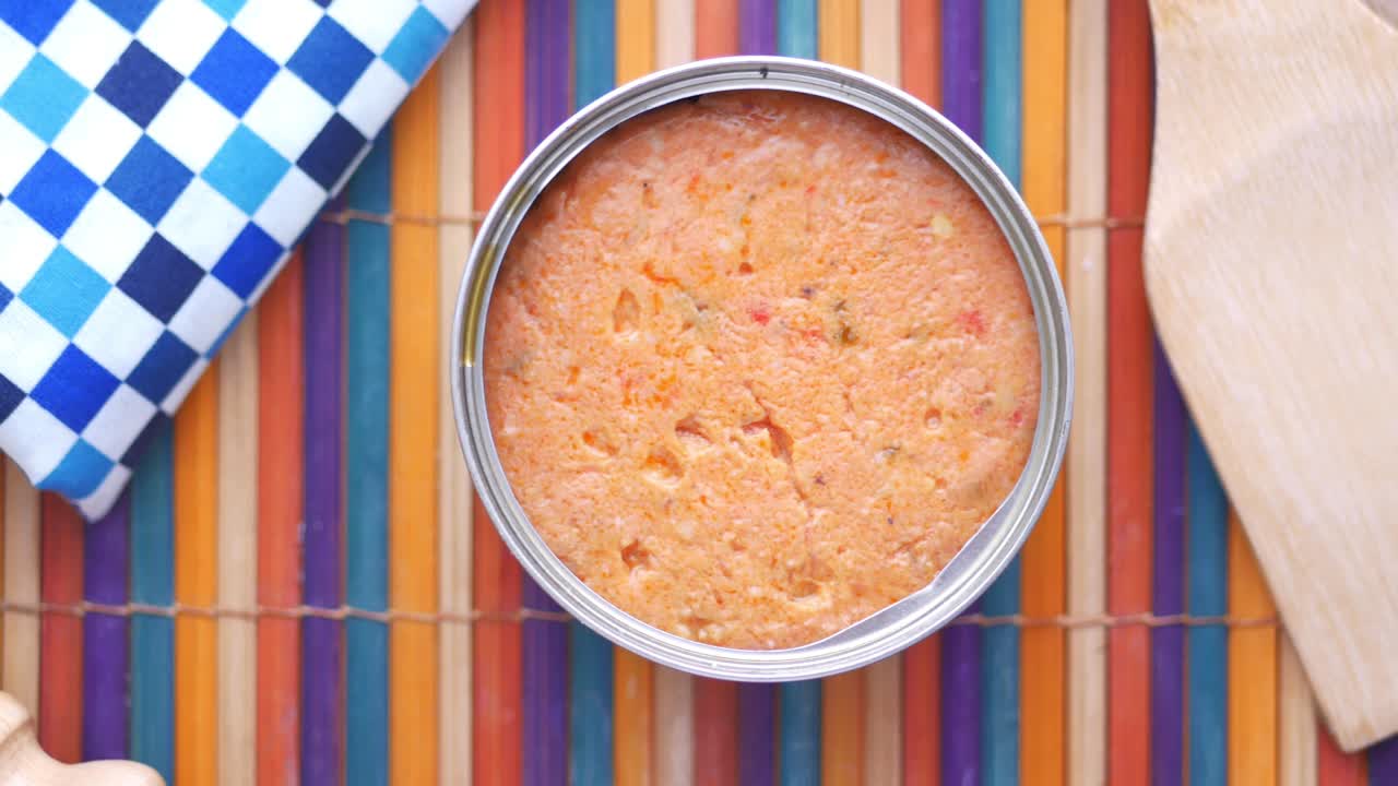 나무 테이블에 참치 통조림