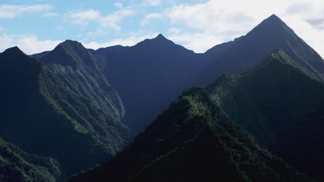 Grüner-Vulkan-Insel-Berggipfel-Teahupoo-Tahiti-Französisch-Polynesien-Luftdrohne-Sonniger-Morgen-Schatten-Stadt-Dorf-Paris-Austragungsort-Der-Olympischen-Sommerspiele-Berg-Orohena-Aorai-Ronui-Blauer-Himmel-Tal-Vorwärts