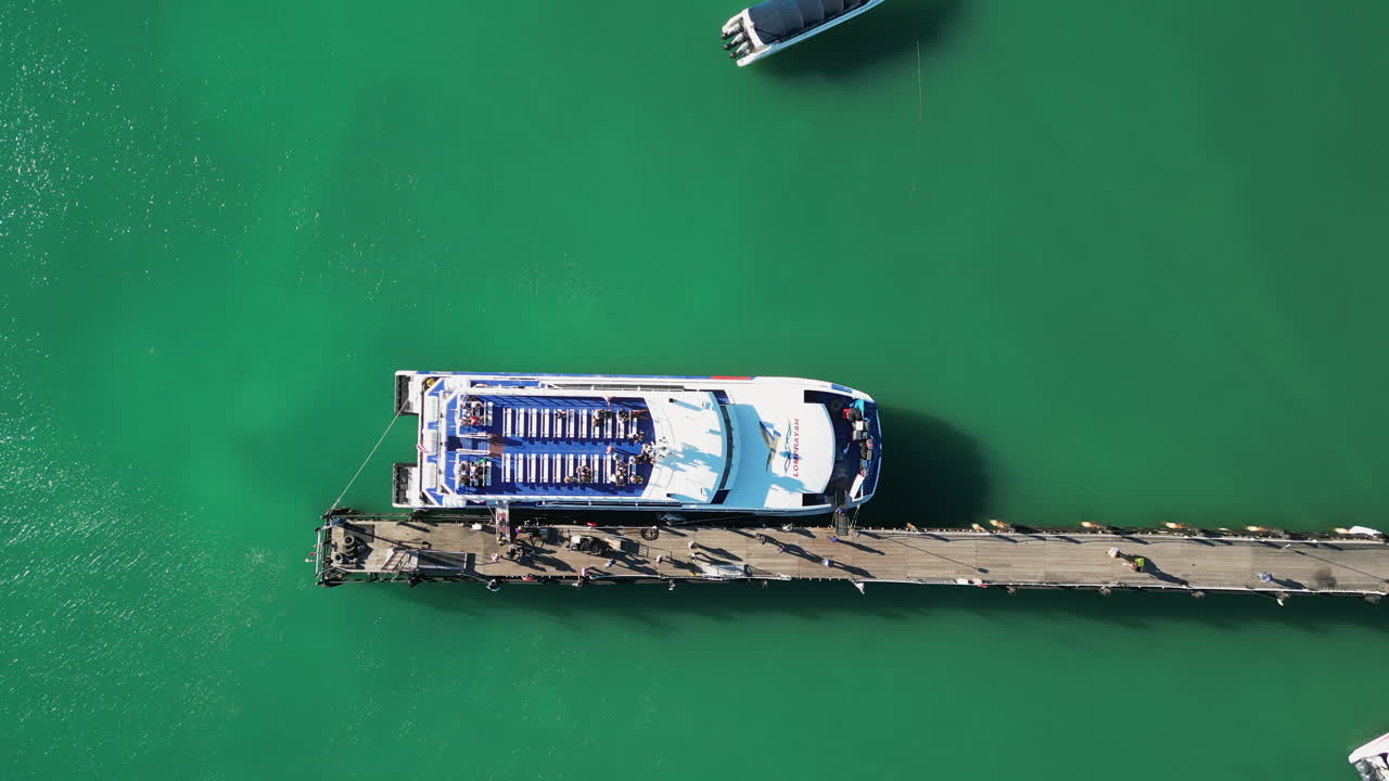 ⁇ 은 날 koh samui와 koh tao 사이의 항구에서 관광 페리 - 공중 위 아래로 상승  ⁇