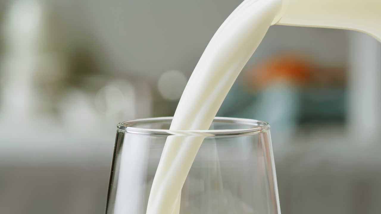 la leche se vierte en un vaso