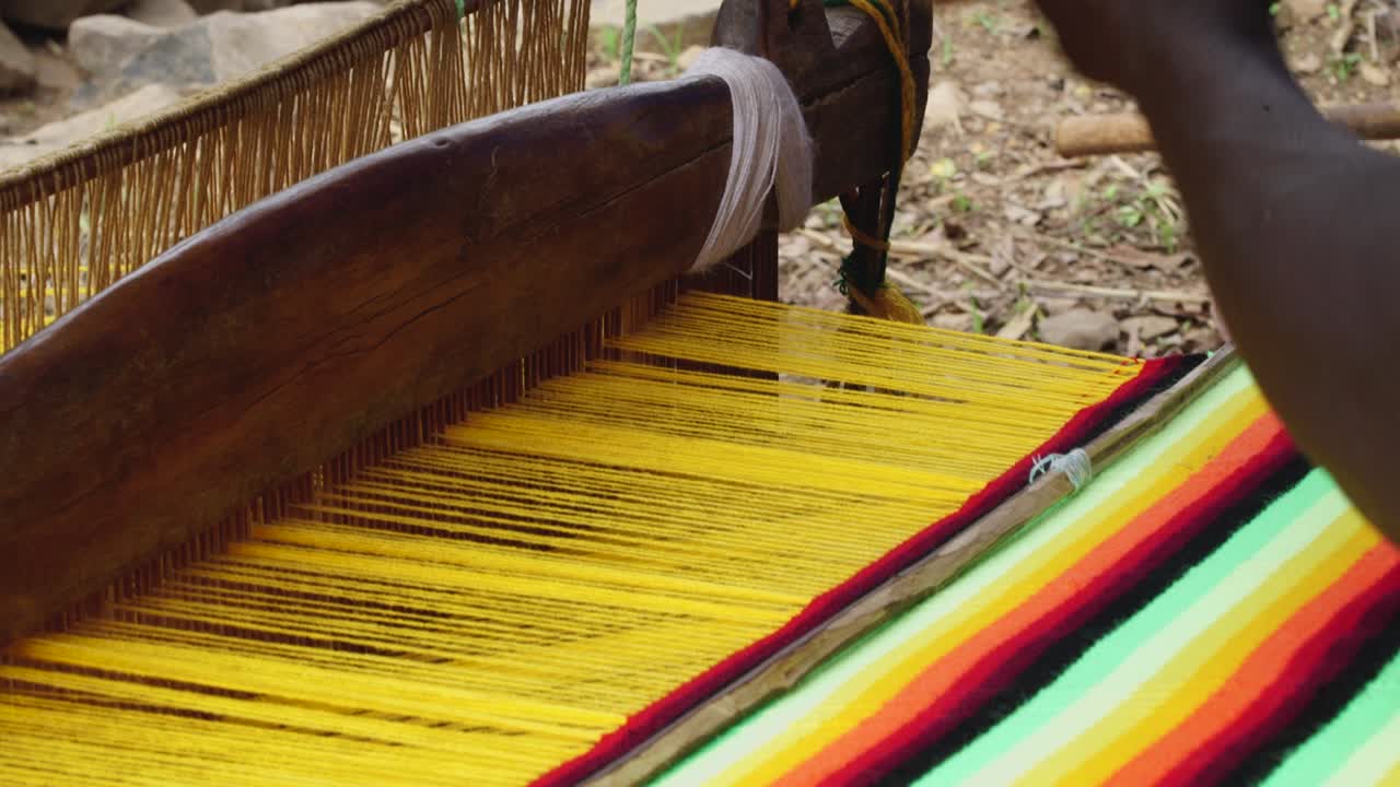 proceso tradicional de tejido en la ciudad de konso, valle de omo, etiopía
