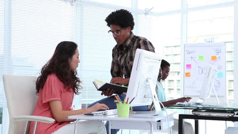 socios empresariales creativos que trabajan juntos