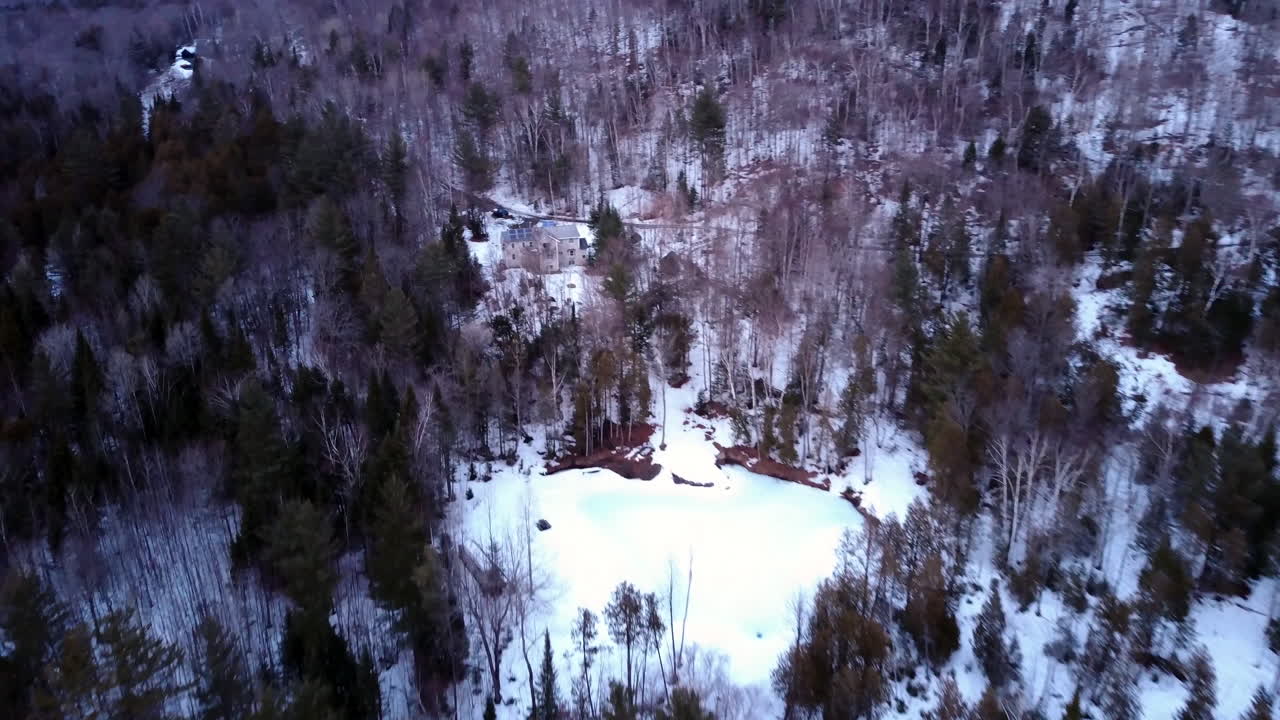 imágenes aéreas tomadas por drones de hermosos paisajes invernales en el norte de lyndon, vermont