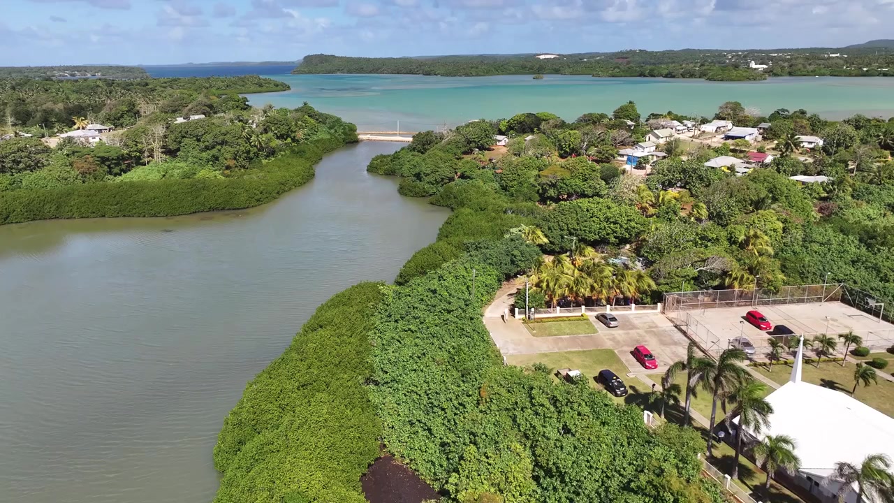Fågelperspektiv över mangroveekosystem i Vava'u, Tonga och by vid kusten. Naturskönt landskap