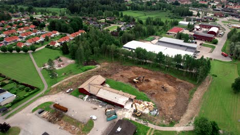 Bagger-Auf-Der-Baustelle-Im-Villengebiet,-Nordisches-Land,-Luftkreisen