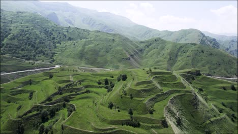 paisaje de valle de montaña verde con carretera sinuosa