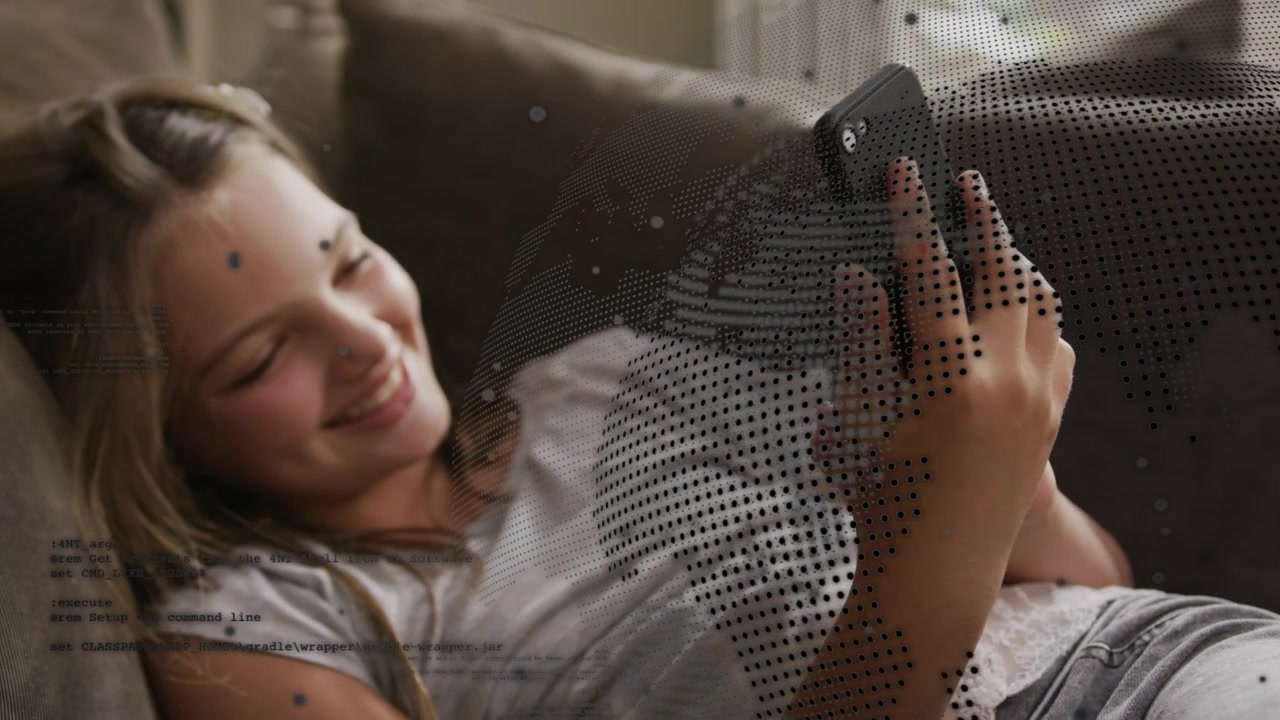 Vertikal video: Kamera panorerer pige, der taster på telefon, mens hun ligger på sofaen, iført T-shirt, med prikket overlay.