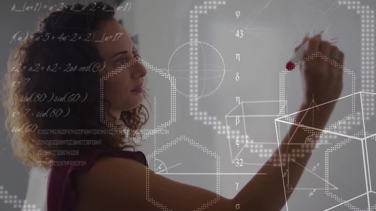 animación de cálculos de matemáticas y geometría sobre maestra biracial escribiendo en el tablero