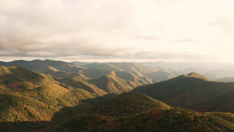 Drohne-über-Berglandschaft-Bei-Sonnenuntergang,-Goldene-Stunde---Rauchige-Berge,-Blauer-Bergrücken,-Appalachen