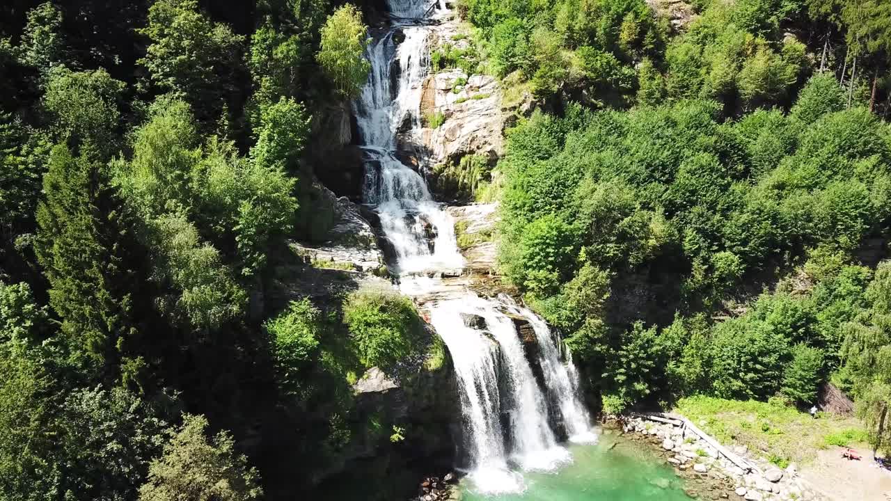 Vista aerea mozzafiato di una cascata in una foresta lussureggiante