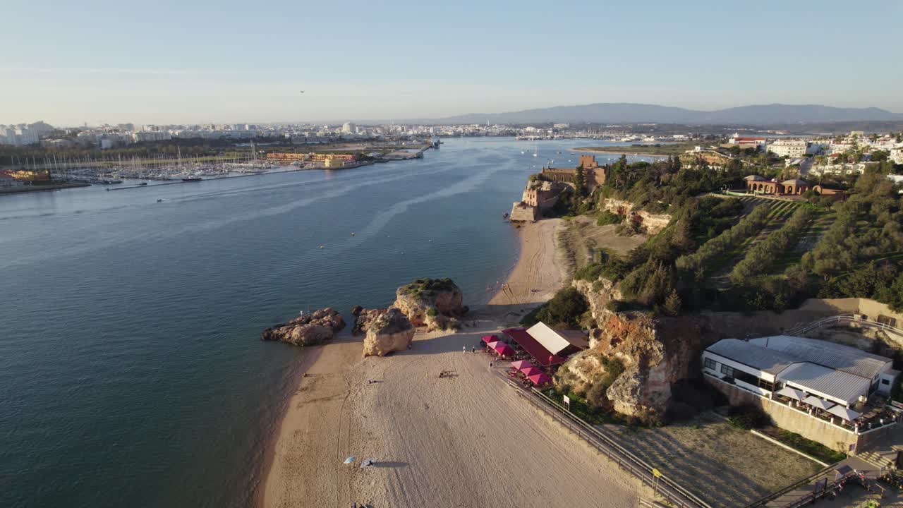maravillosa playa de praia grande en ferragudo, portugal, vista aérea, hora de oro
