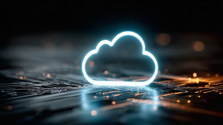 Et moderne symbol på digital konnektivitet: Belyst Cloud ikon mod en dynamisk printplade-baggrund, der fremhæver teknologi og innovation