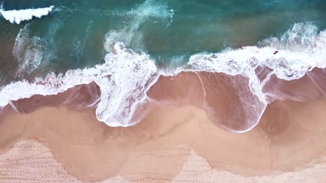 Vista-Superior-Aérea-De-Las-Olas-Del-Océano-Que-Llegan-A-La-Orilla-De-La-Playa