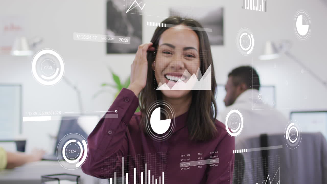 animación del procesamiento de datos estadísticos contra el retrato de una mujer biracial sonriendo en la oficina