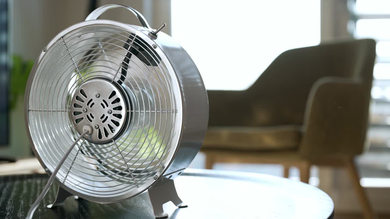 전기 공기 팬이 집에서 회전합니다.