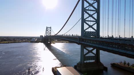 Excelente-Vista-Aérea-Subiendo-Por-El-Puente-Benjamin-Franklin-En-Filadelfia,-Pennsylvania