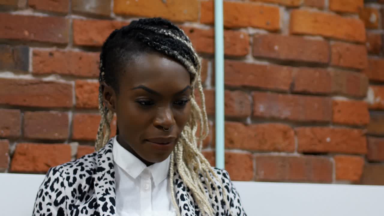 디지털 태블릿을 사용하는 여성 임원