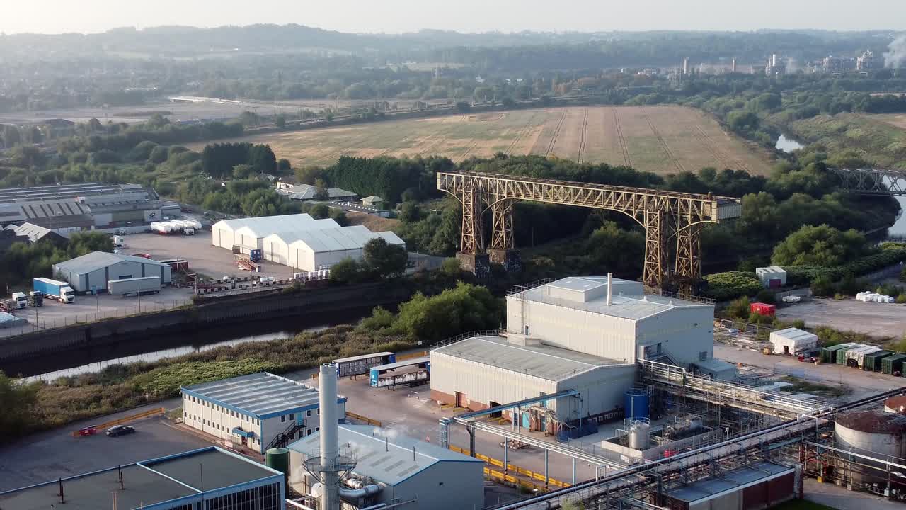 warrington 역사적인 수송기 다리 산업 영국 선박 운하 조감도 풍경 뒤로 천천히 오른쪽으로 당겨