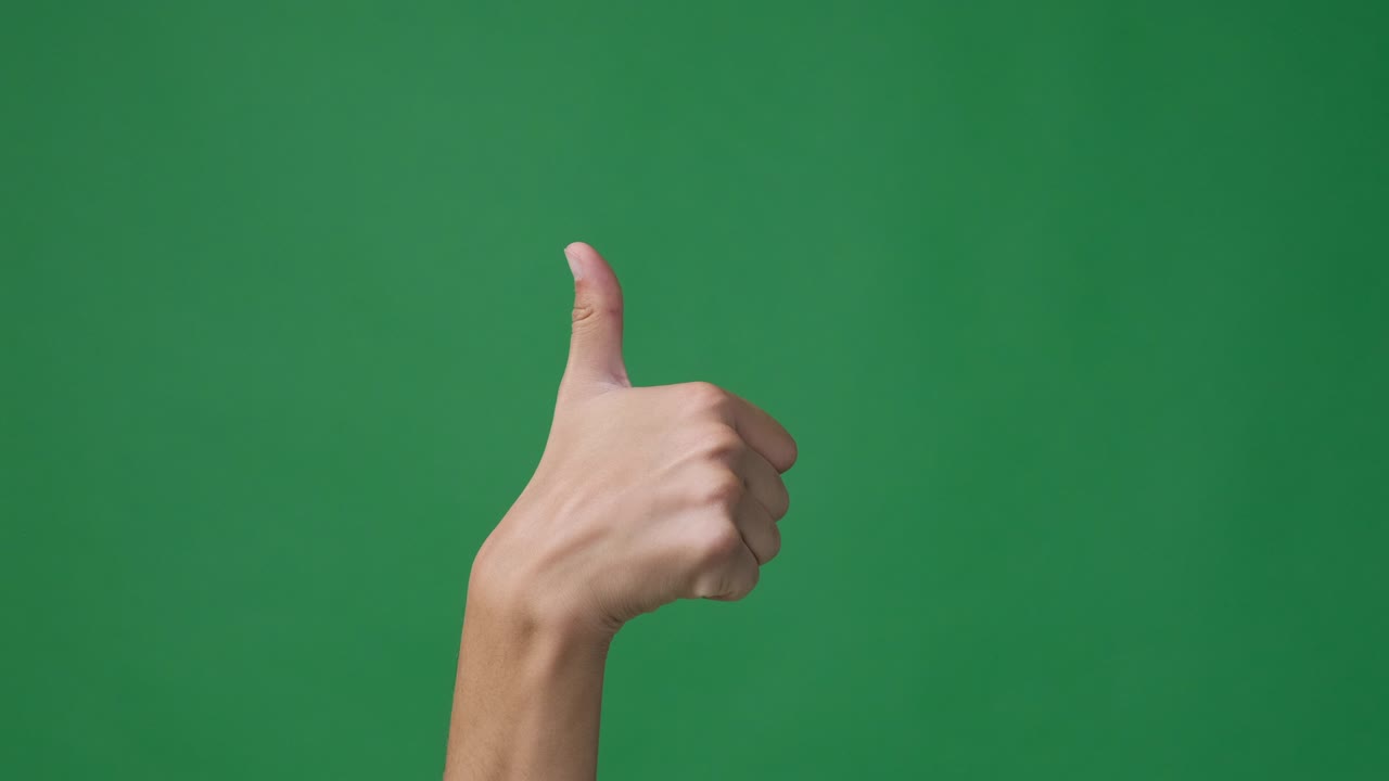 Mano che fa il gesto del pollice in su