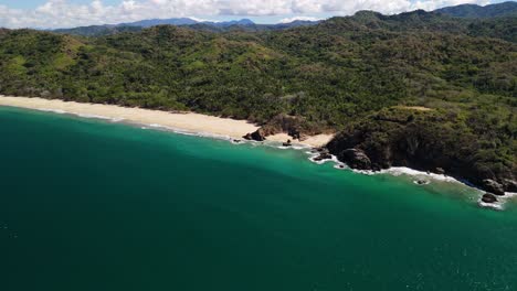 Playa-Aislada-En-México-Con-árboles-Forestales-Alrededor-Y-Sin-Gente.