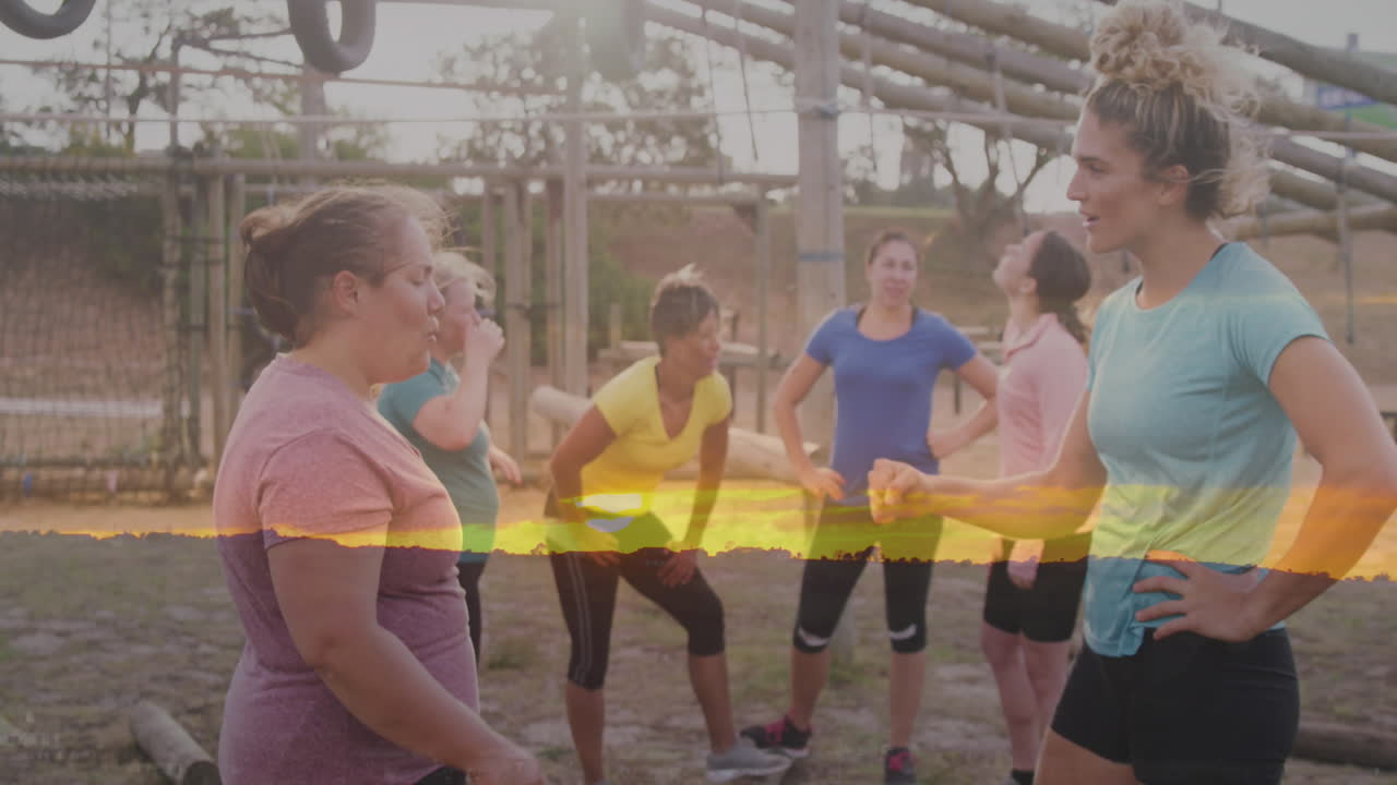 animación de la puesta de sol sobre mujeres diversas en una carrera de obstáculos hablando.