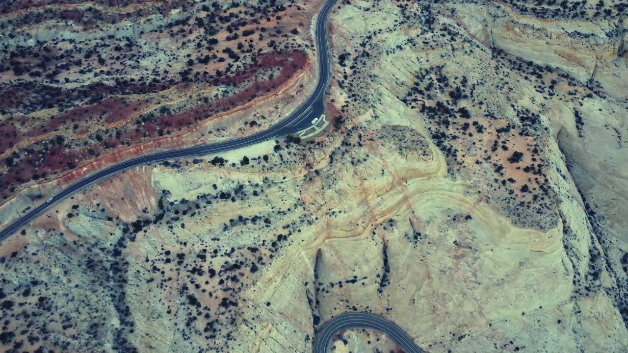 vista de drones de la carretera de asfalto que atraviesa el valle de arena en utah