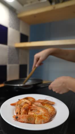 cocinar la cena de camarón