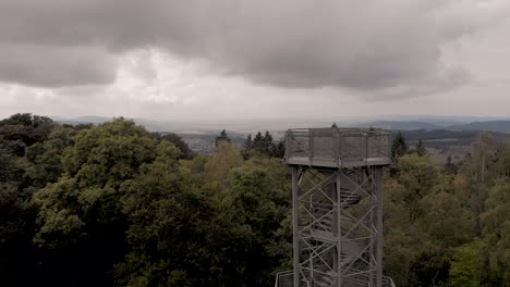 vista aerea del punto panoramico della costruzione in acciaio in cima alla montagna del pellegrinaggio di wilzenberg che rivela il paesaggio del sauerland in germania