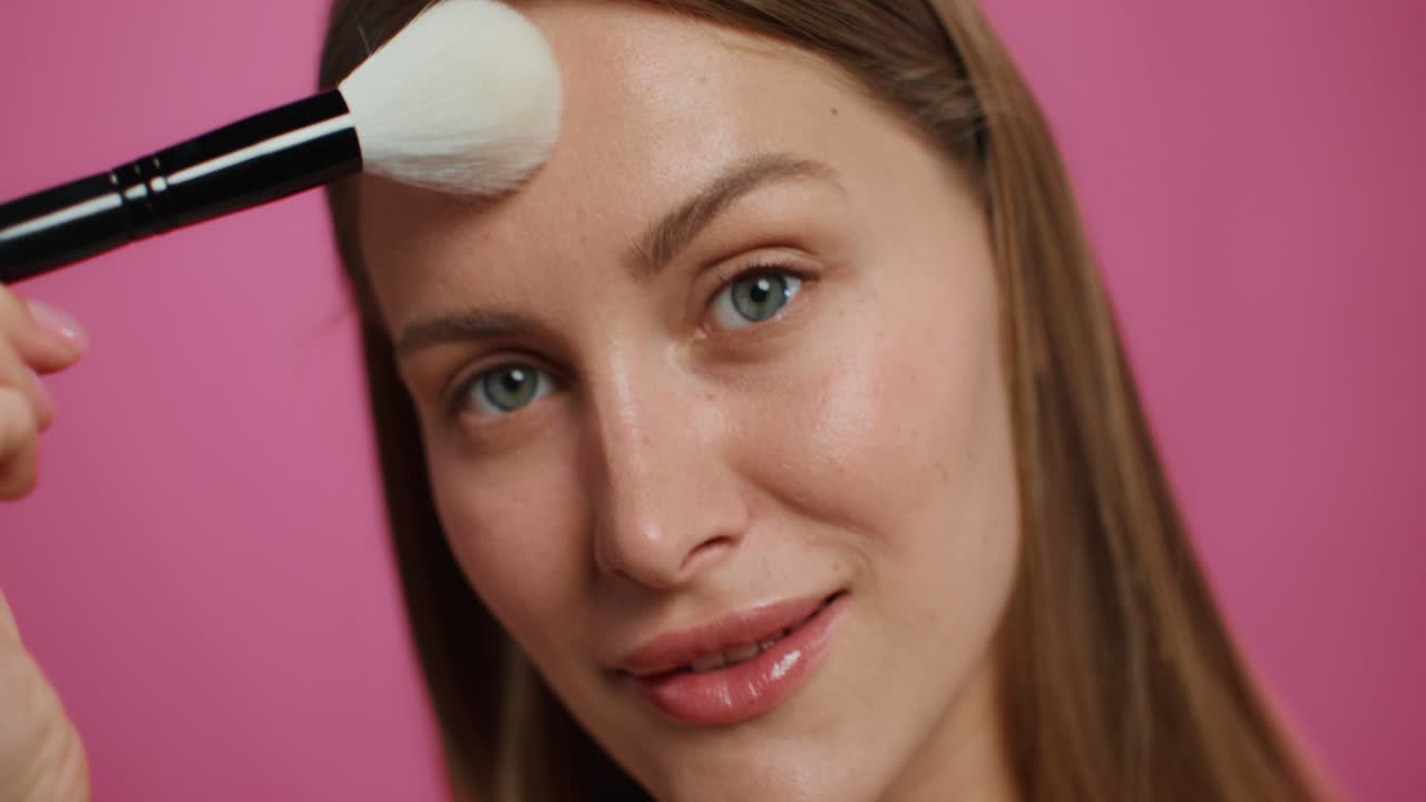 mujer aplicando maquillaje