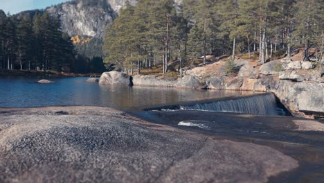 Der-Fluss-Otra-Stürzt-Langsam-In-Das-Glatte,-Seichte,-Felsige-Flussbett